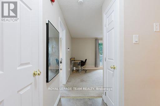 210 - 212 Viewmount Drive, Ottawa, Ontario  K2E 7X2 - Photo 4 - X12575744