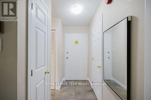210 - 212 Viewmount Drive, Ottawa, Ontario  K2E 7X2 - Photo 5 - X12575744