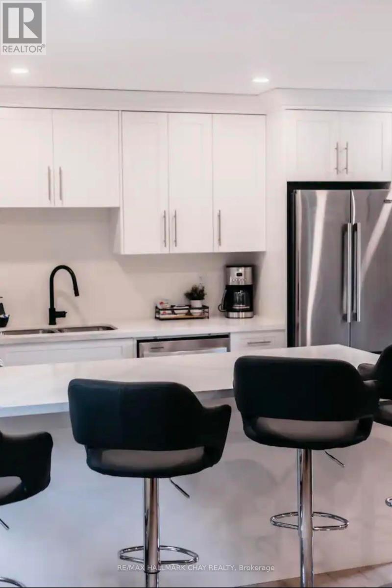 Upper - 118 Mulcaster Street, Barrie (Codrington), Ontario  L4M 3M6 - Photo 4 - S12575706