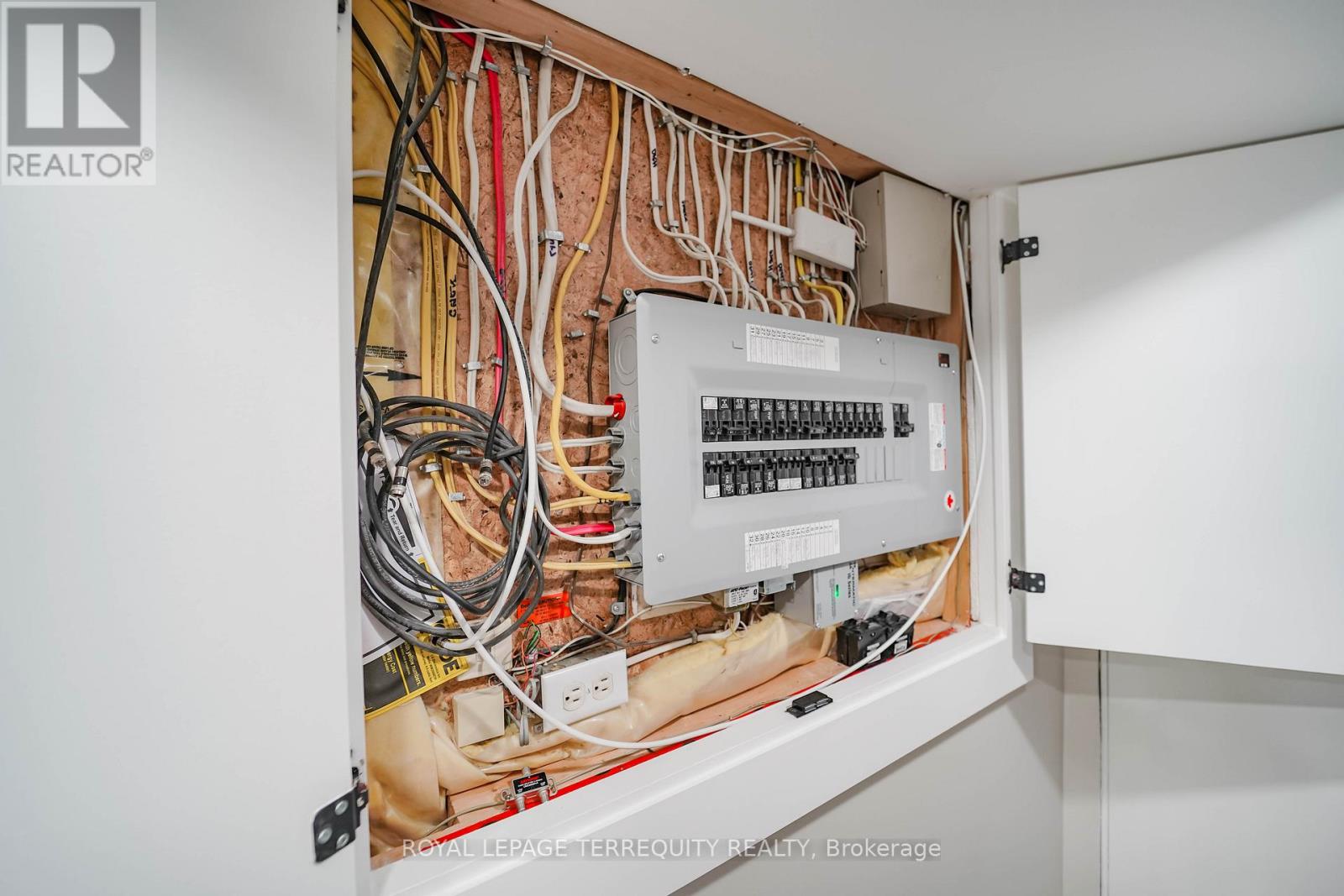 9 Stonebriar Drive, Vaughan, Ontario  L6A 2N5 - Photo 42 - N12573658