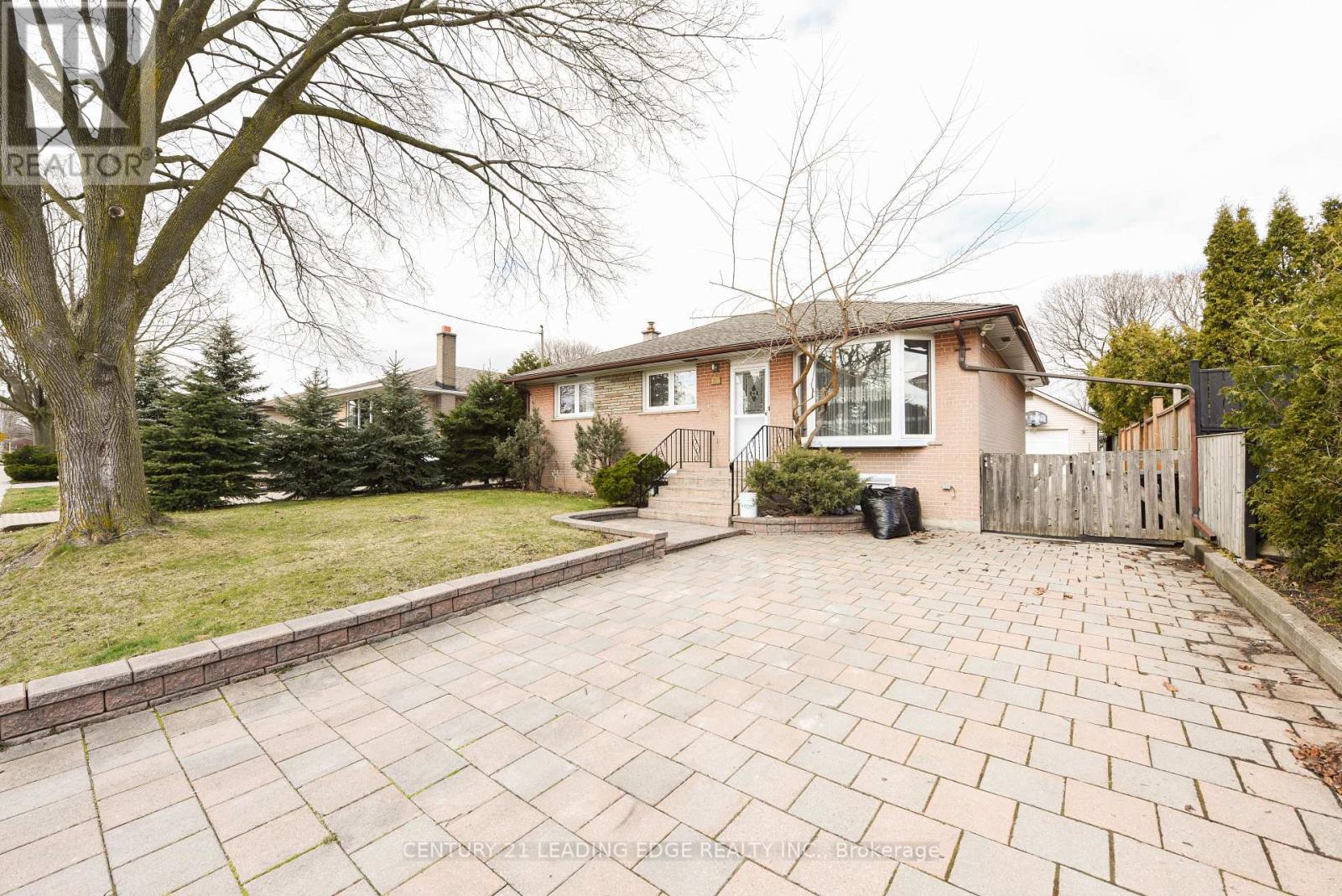 34 Paragon Road, Toronto, Ontario  M9R 1J8 - Photo 2 - W12575644