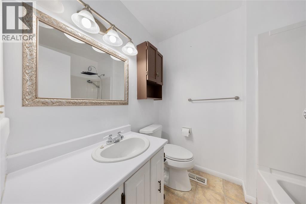 518 Oozloffsky Street, Petrolia, Ontario  N0N 1R0 - Photo 13 - 25030590