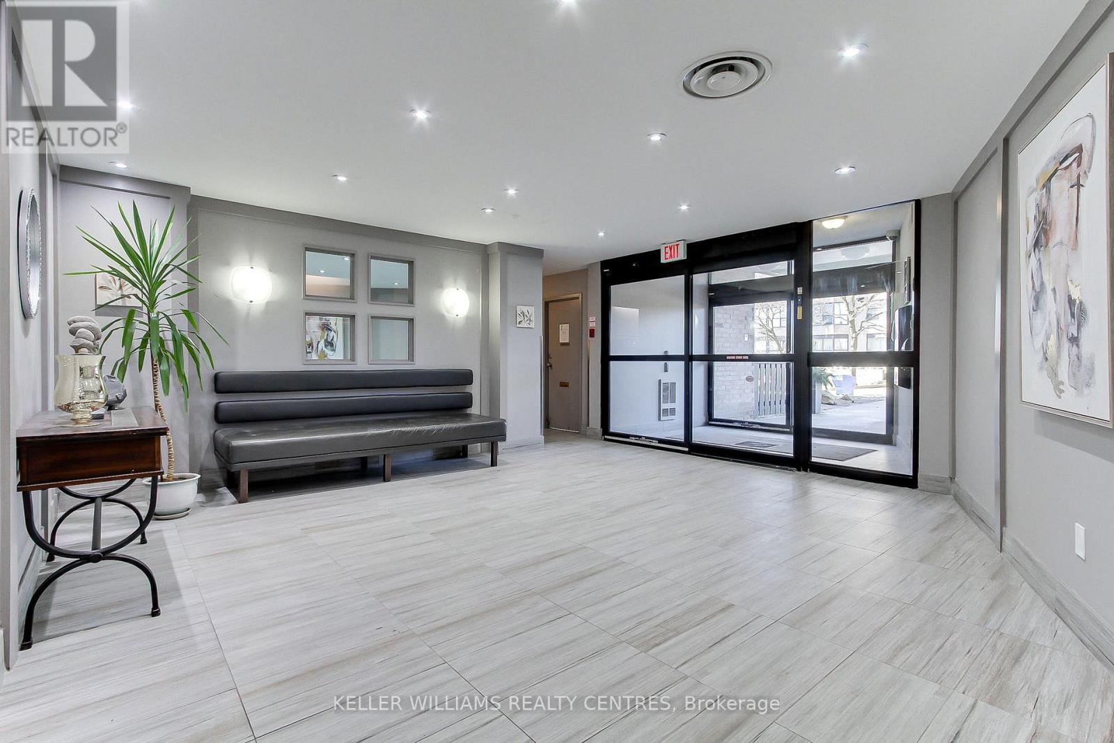 408 - 260 Davis Drive, Newmarket, Ontario  L3Y 7C3 - Photo 4 - N12575732