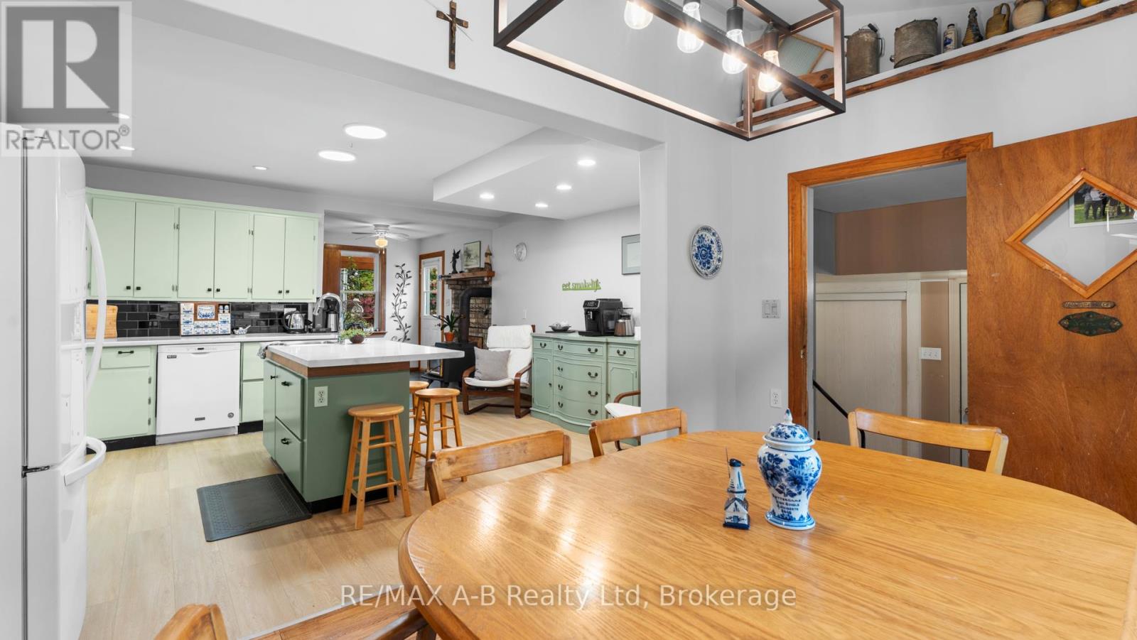 24189 Wellburn Road, Thames Centre, Ontario  N4X 1C6 - Photo 11 - X12474344