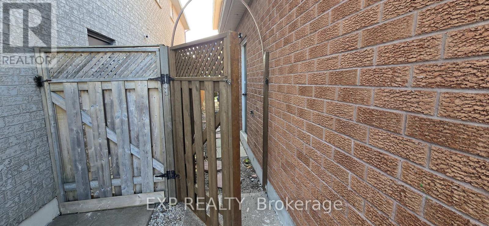 7164 Rosehurst Drive, Mississauga, Ontario  L5N 7G6 - Photo 2 - W12575768