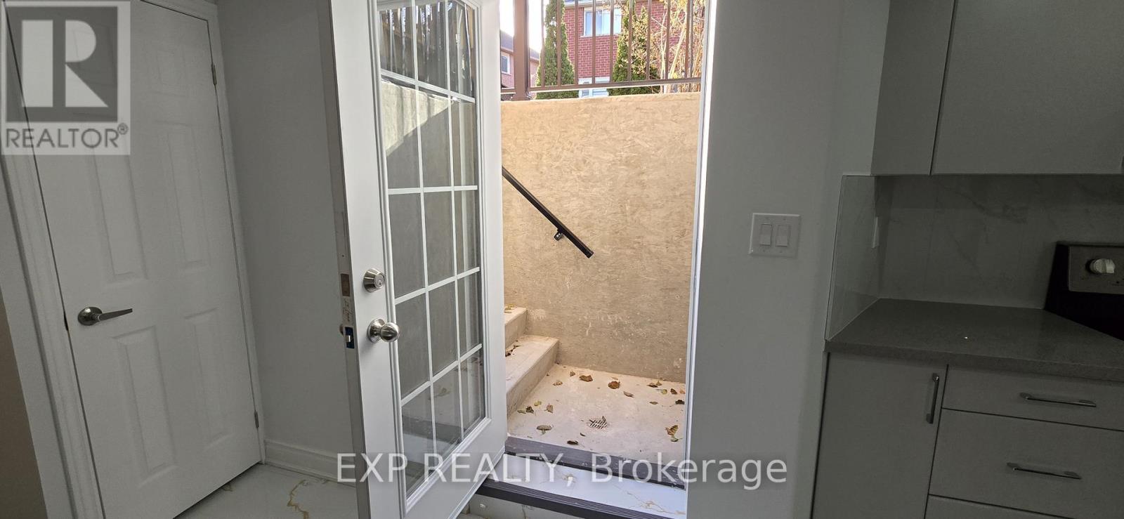 7164 Rosehurst Drive, Mississauga, Ontario  L5N 7G6 - Photo 4 - W12575768