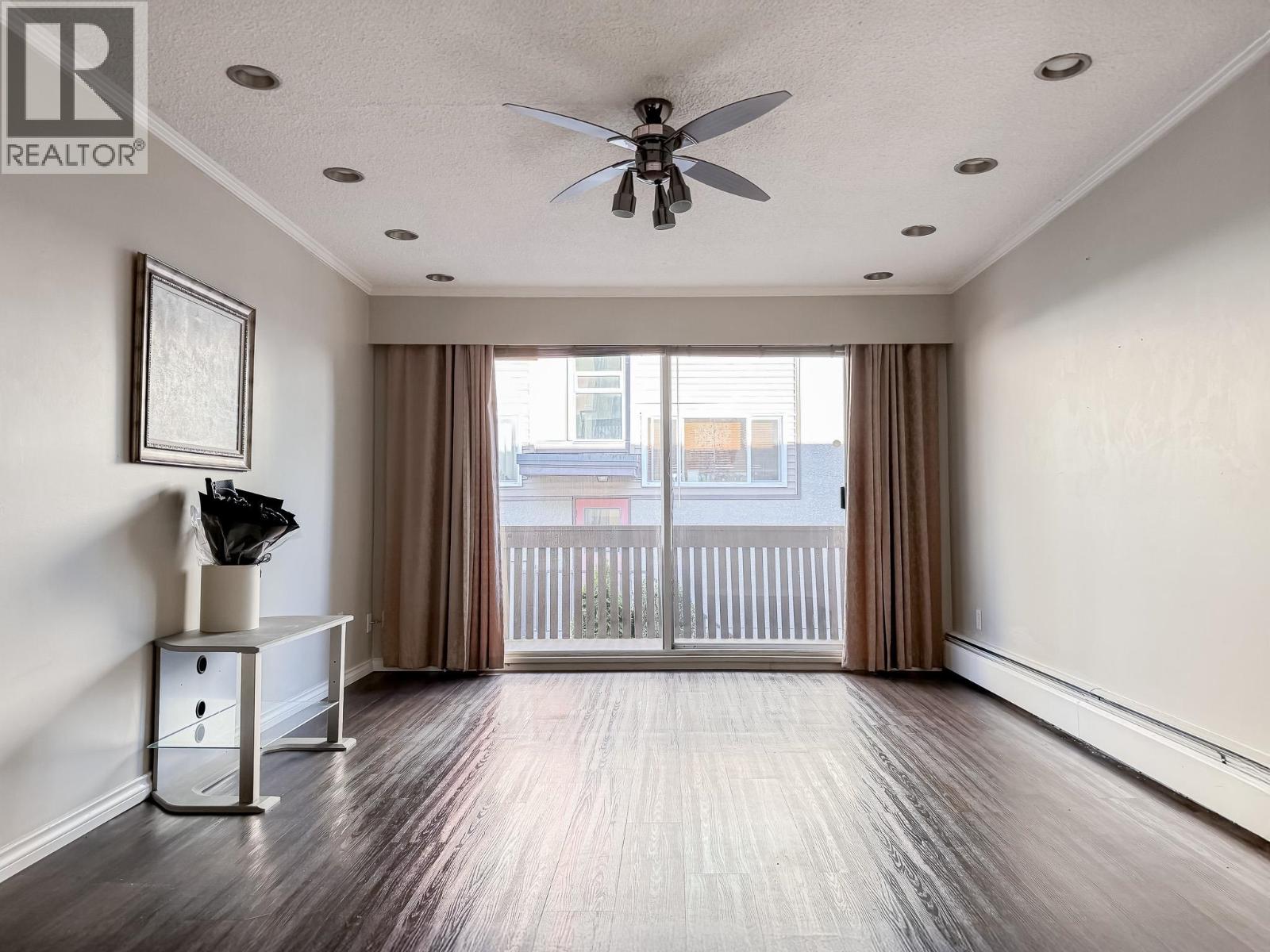 211 910 Fifth Avenue, New Westminster, British Columbia  V3M 1Y2 - Photo 2 - R3069833