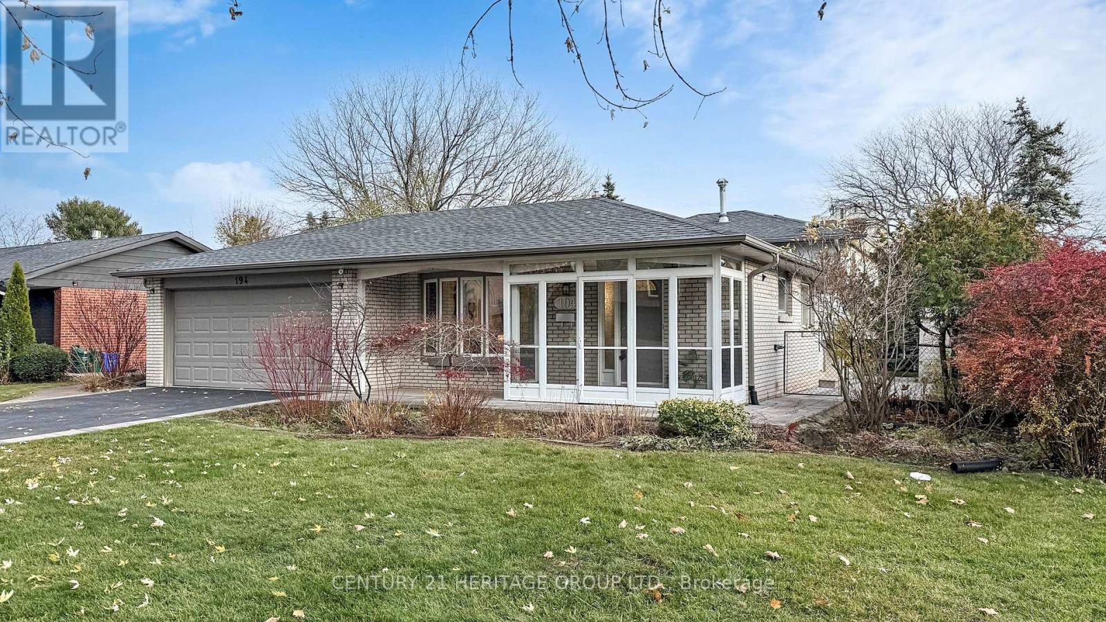 194 Sewell Drive, Oakville, Ontario  L6H 1E4 - Photo 2 - W12575850