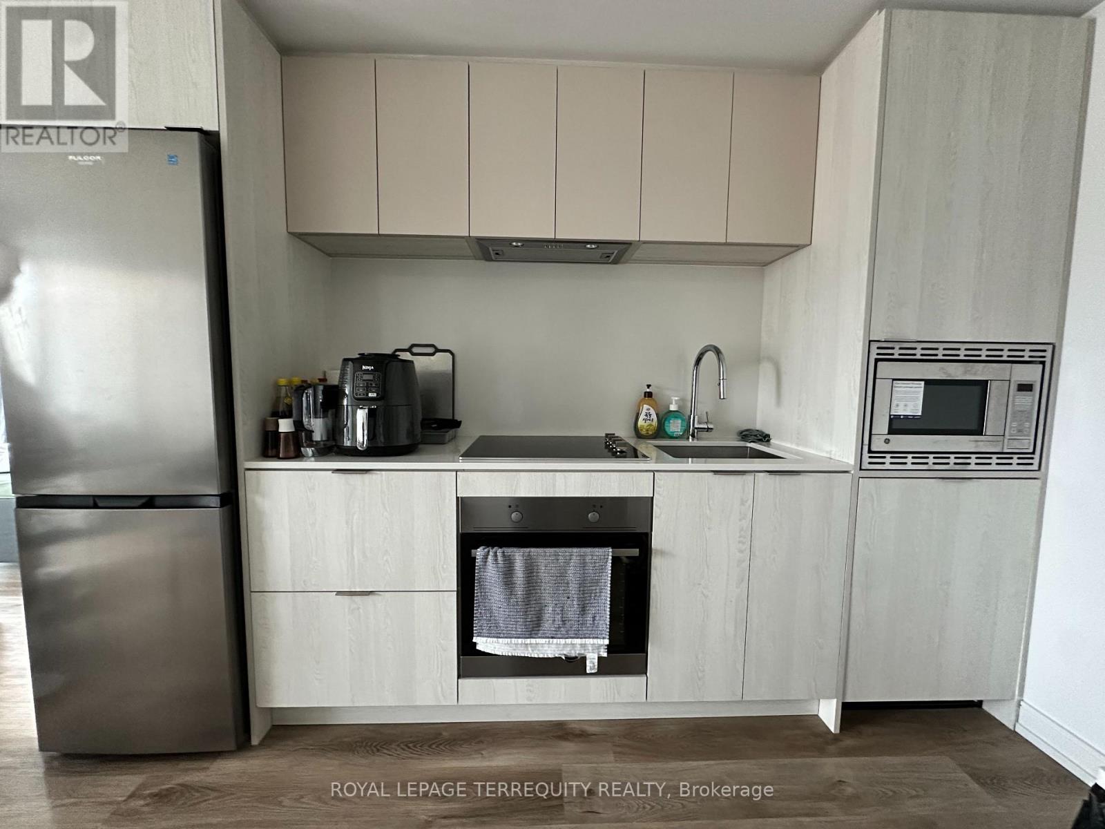 812 - 1 Jarvis Street, Hamilton, Ontario  L8R 3J2 - Photo 2 - X12575812