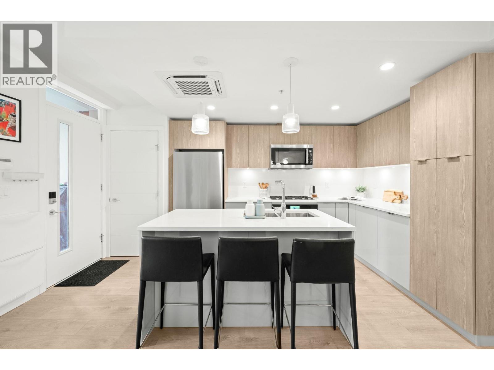 Th8 108 E 8th Street, North Vancouver, British Columbia  V7L 0H1 - Photo 10 - R3069978