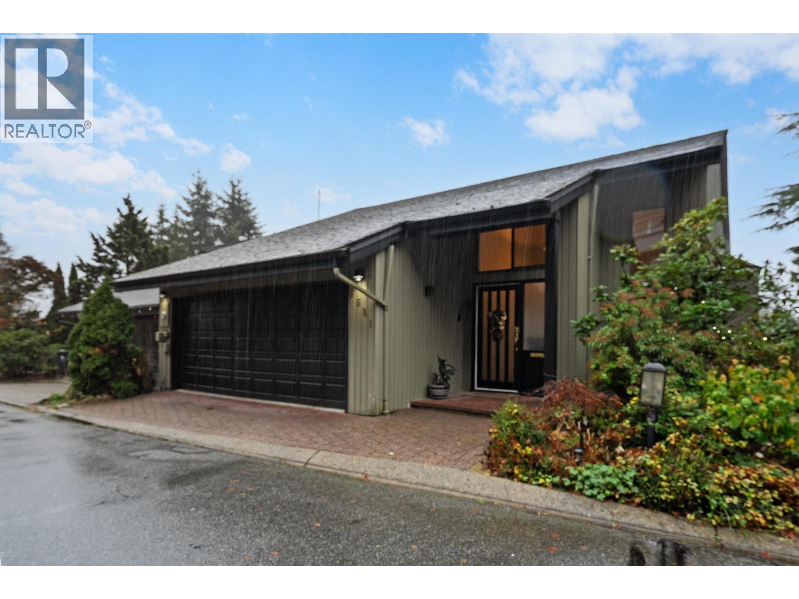 5625 Eagle Court, North Vancouver, British Columbia  V7R 4V5 - Photo 2 - R3069979