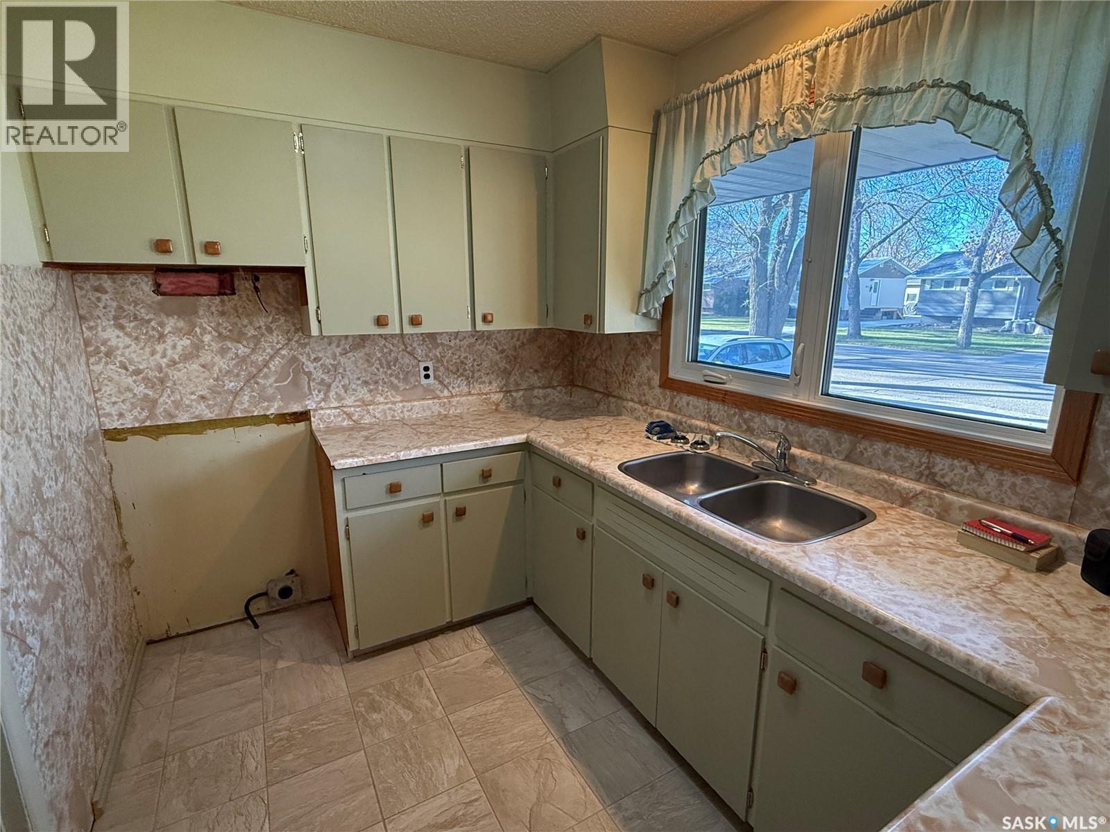 127 Ash Drive, Weyburn, Saskatchewan  S4H 0S3 - Photo 2 - SK024635