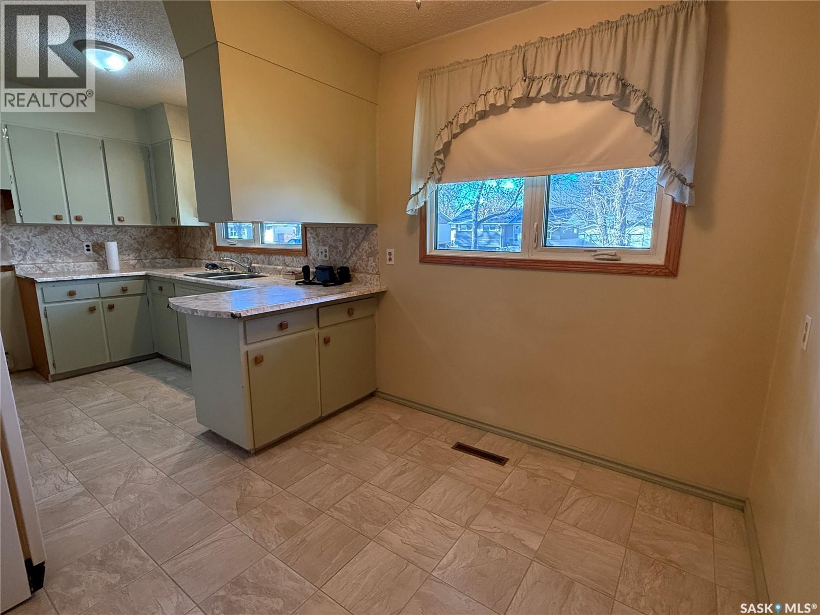 127 Ash Drive, Weyburn, Saskatchewan  S4H 0S3 - Photo 4 - SK024635