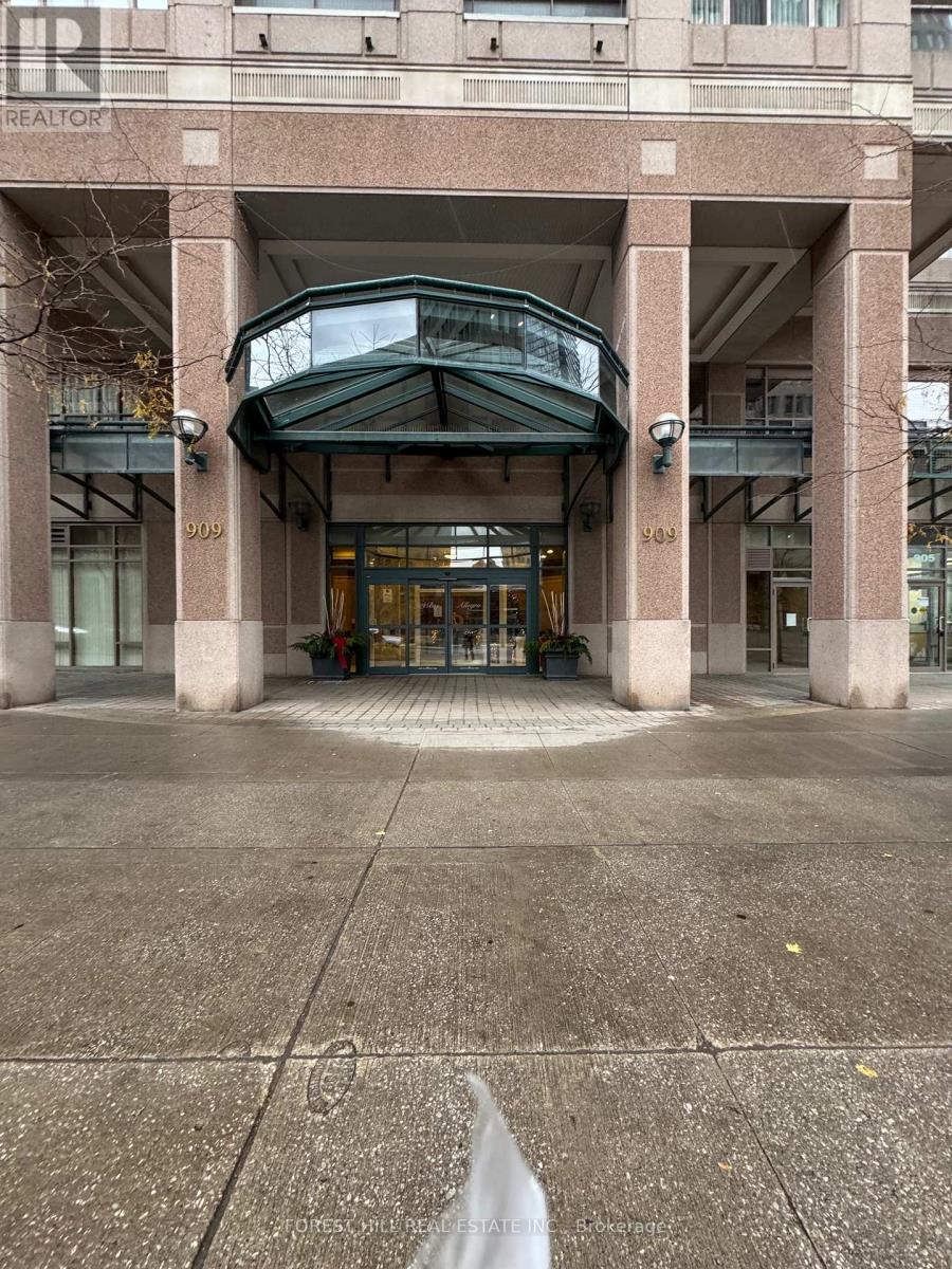 203 - 909 BAY STREET, Toronto, Ontario