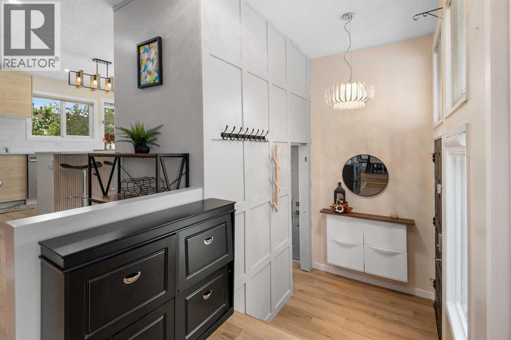 212 Woodbine Boulevard Sw, Calgary, Alberta  T2W 4K5 - Photo 5 - A2255159