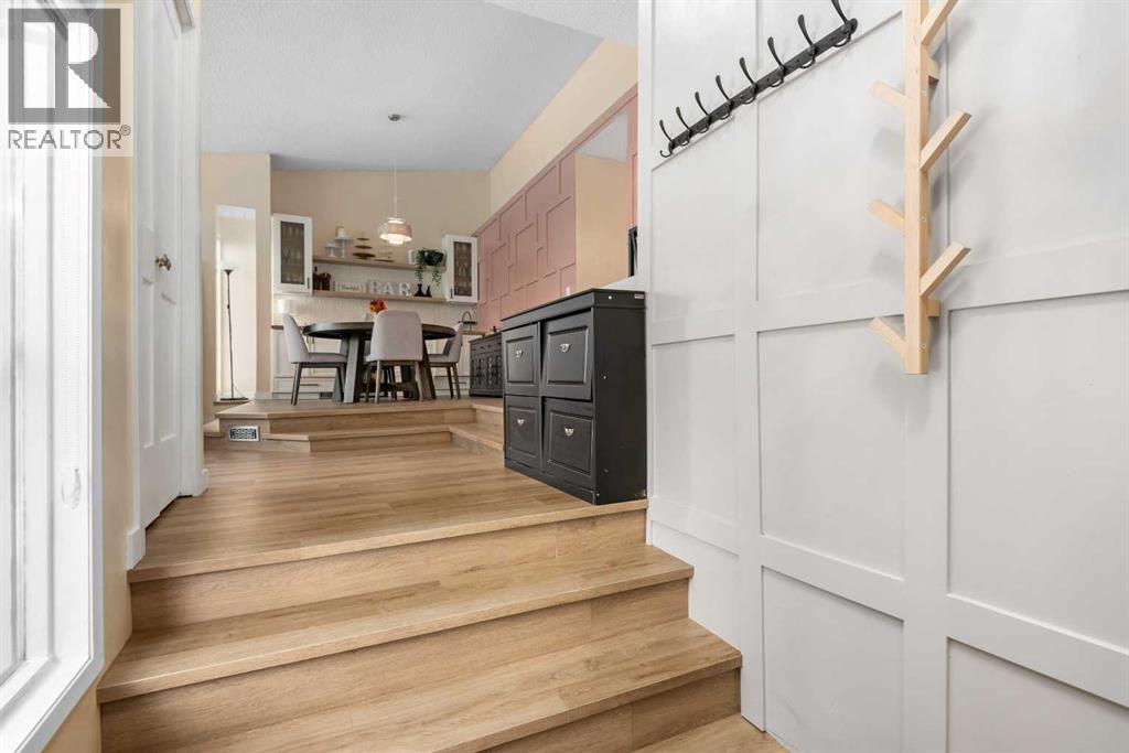 212 Woodbine Boulevard Sw, Calgary, Alberta  T2W 4K5 - Photo 3 - A2255159