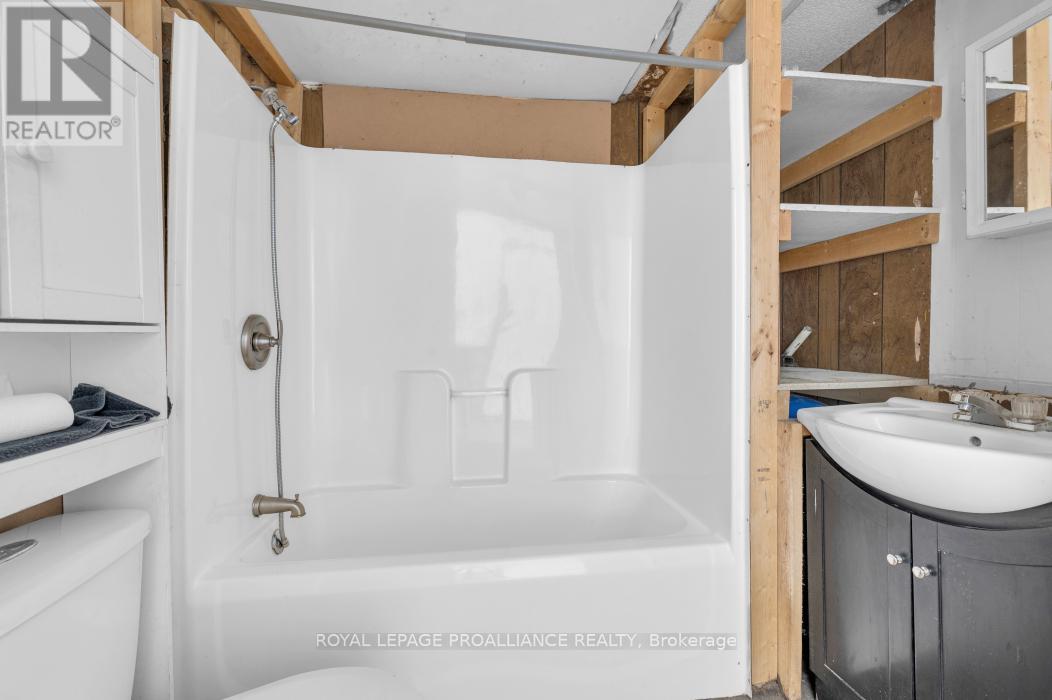 139 Glastonbury Road, Addington Highlands, Ontario  K0H 2G0 - Photo 12 - X12576056