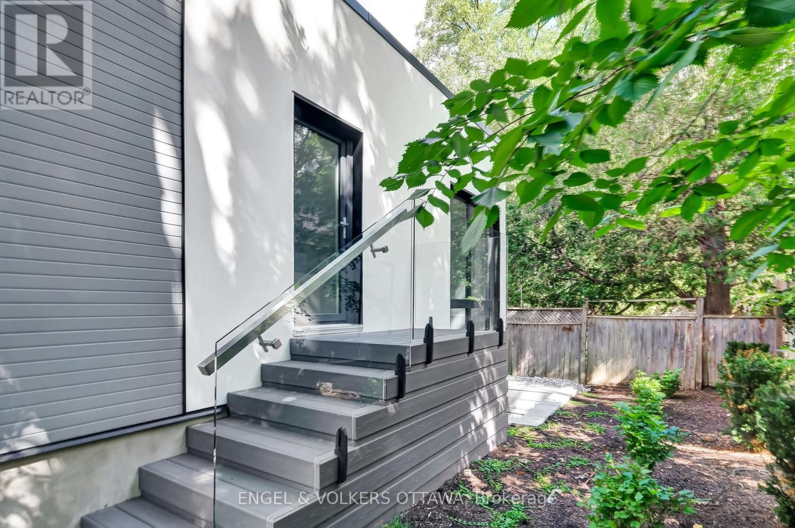 71 Clearview Avenue, Ottawa, Ontario  K1Y 2K7 - Photo 2 - X12576084