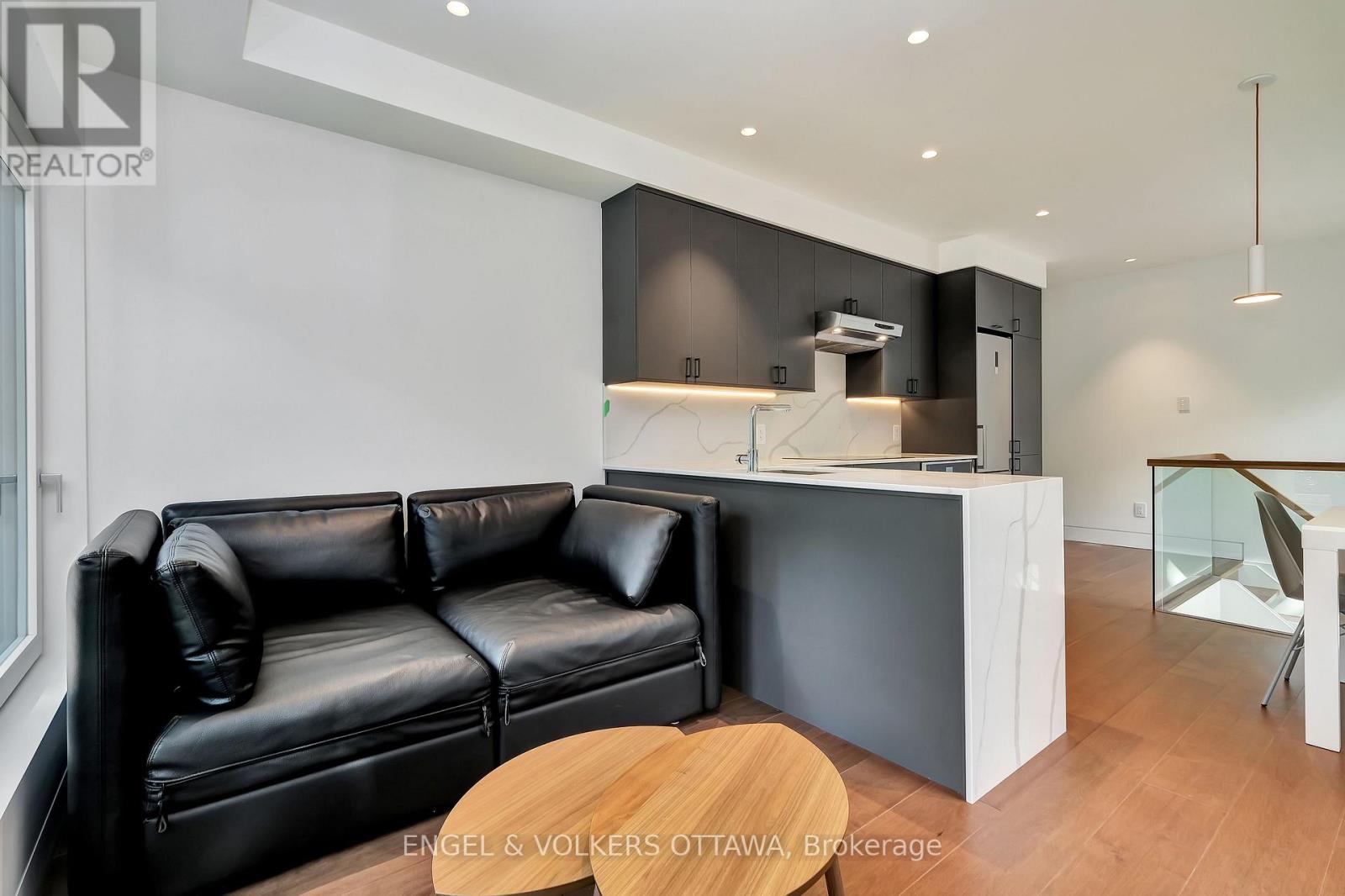 71 Clearview Avenue, Ottawa, Ontario  K1Y 2K7 - Photo 4 - X12576084