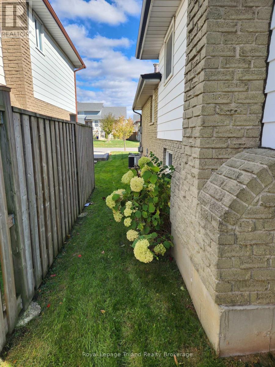 183 Diefenbaker Drive, Woodstock (Woodstock - North), Ontario  N4S 8K1 - Photo 9 - X12576130