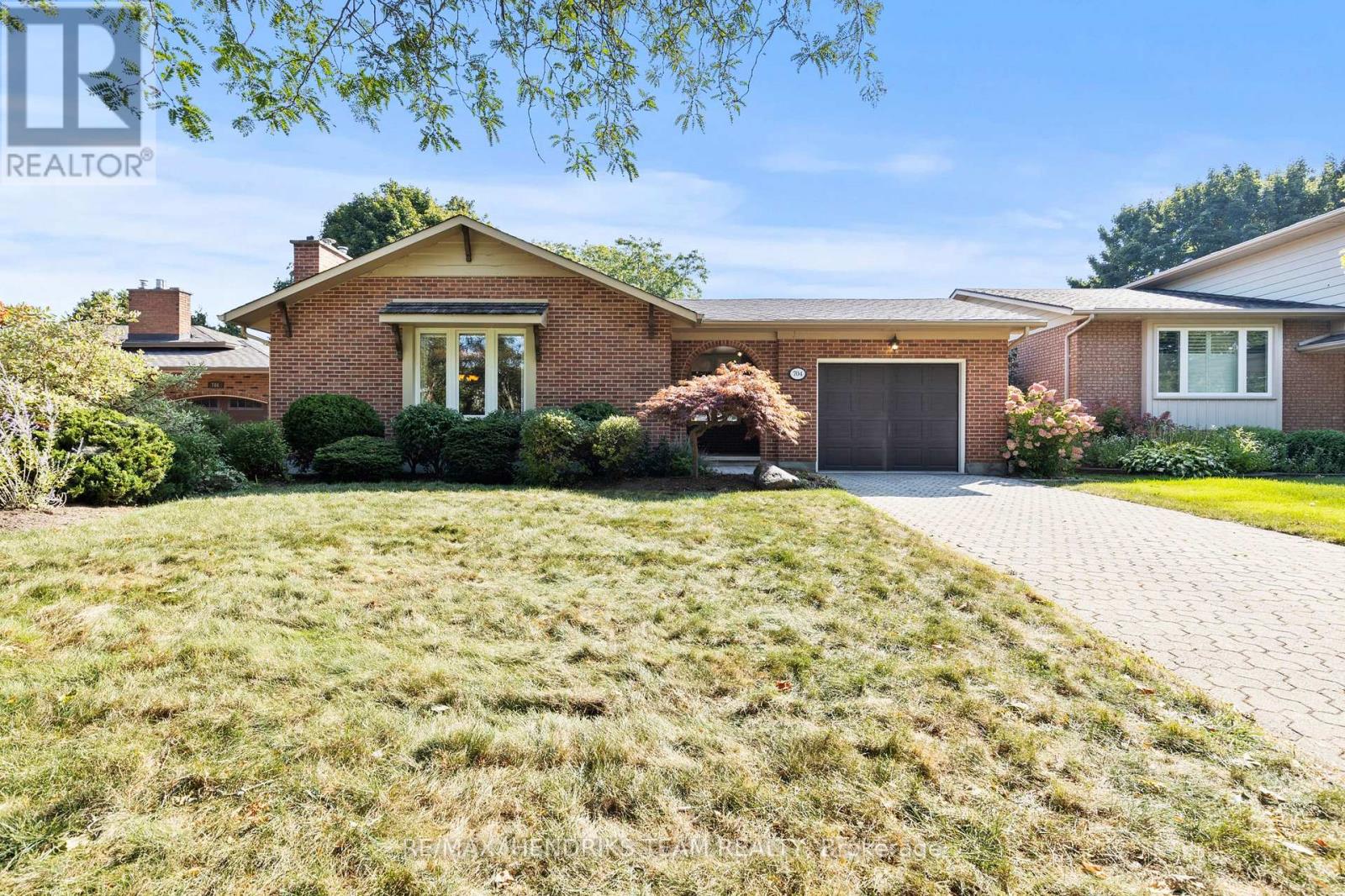 704 Vine Street, St. Catharines, Ontario  L2M 7L7 - Photo 1 - X12576264