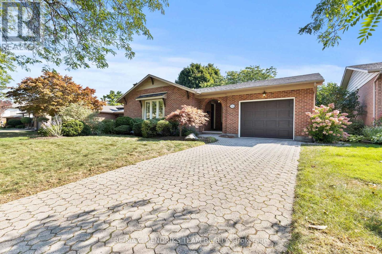 704 Vine Street, St. Catharines, Ontario  L2M 7L7 - Photo 2 - X12576264