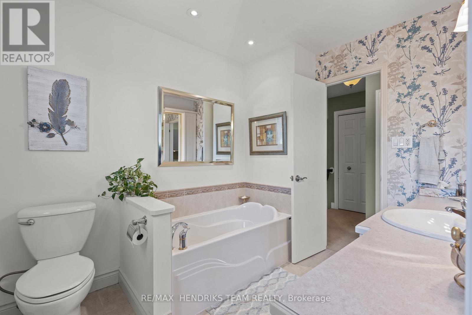 704 Vine Street, St. Catharines, Ontario  L2M 7L7 - Photo 21 - X12576264