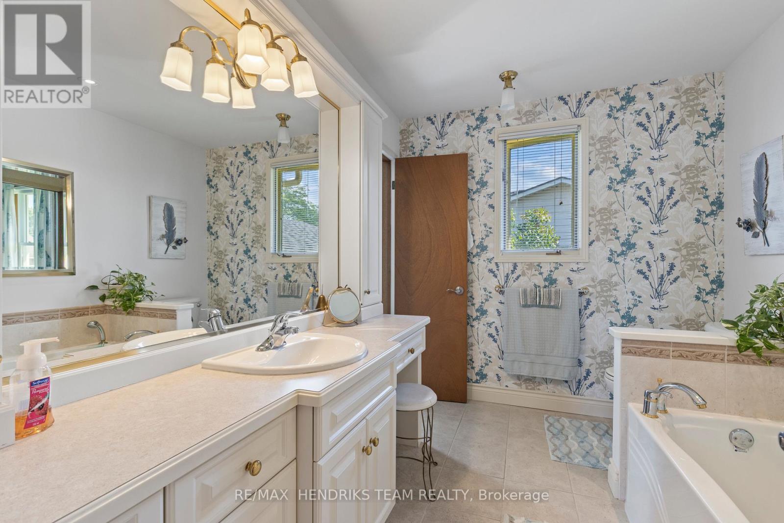 704 Vine Street, St. Catharines, Ontario  L2M 7L7 - Photo 22 - X12576264