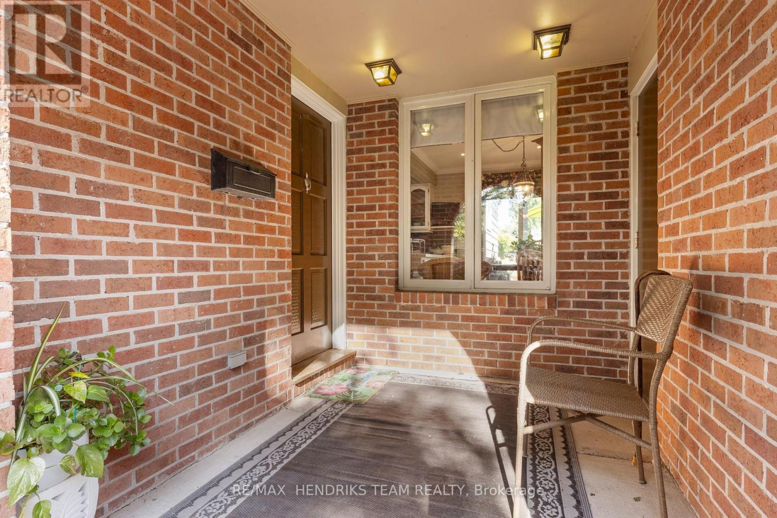 704 Vine Street, St. Catharines, Ontario  L2M 7L7 - Photo 4 - X12576264