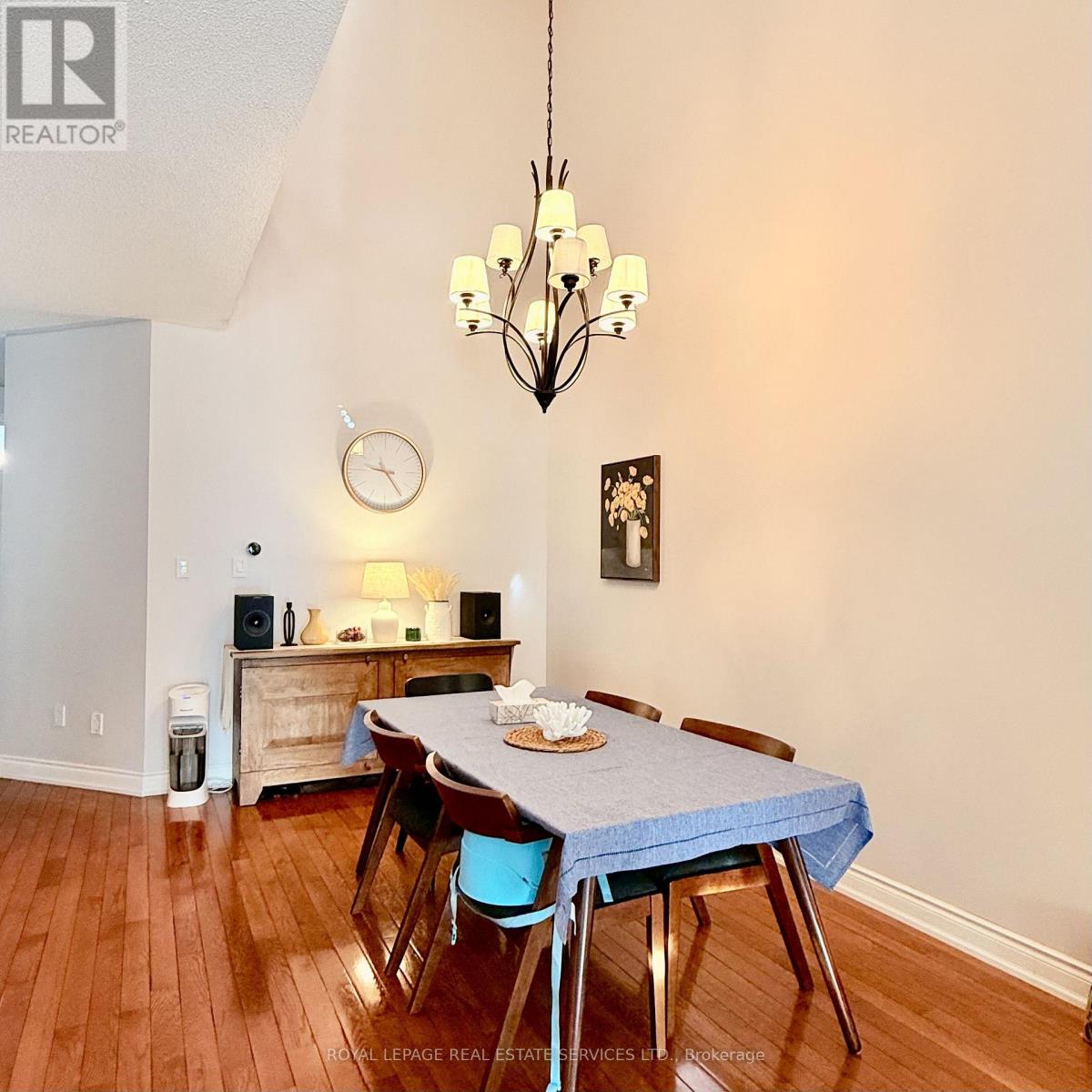 40 Chester Street, Oakville, Ontario  L6H 6G8 - Photo 3 - W12575968