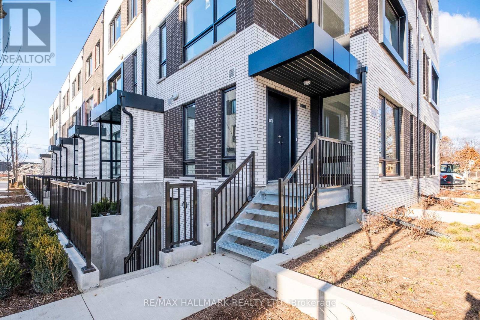 TH1 - 40 ED CLARK GARDENS, Toronto, Ontario