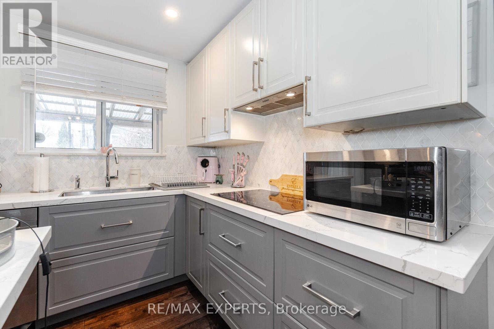 92 Ambleside Drive, Brampton, Ontario  L6Y 1B9 - Photo 5 - W12576018