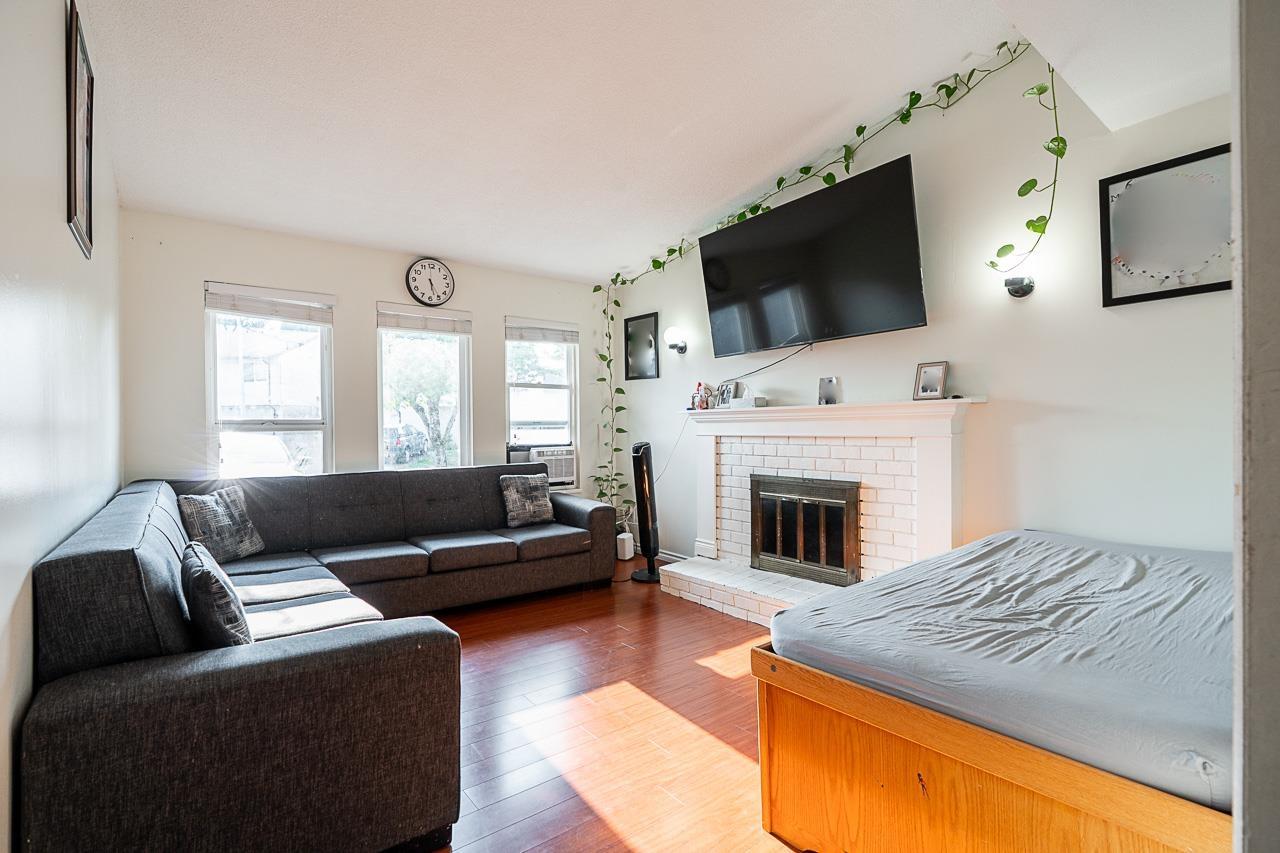 7380 Parkwood Drive, Surrey, British Columbia  V3W 7G6 - Photo 4 - R3070016