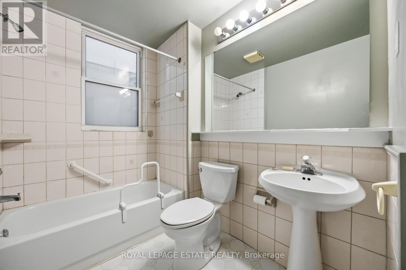 877 Broadview Avenue, Toronto, Ontario  M4K 2P9 - Photo 16 - E12576202