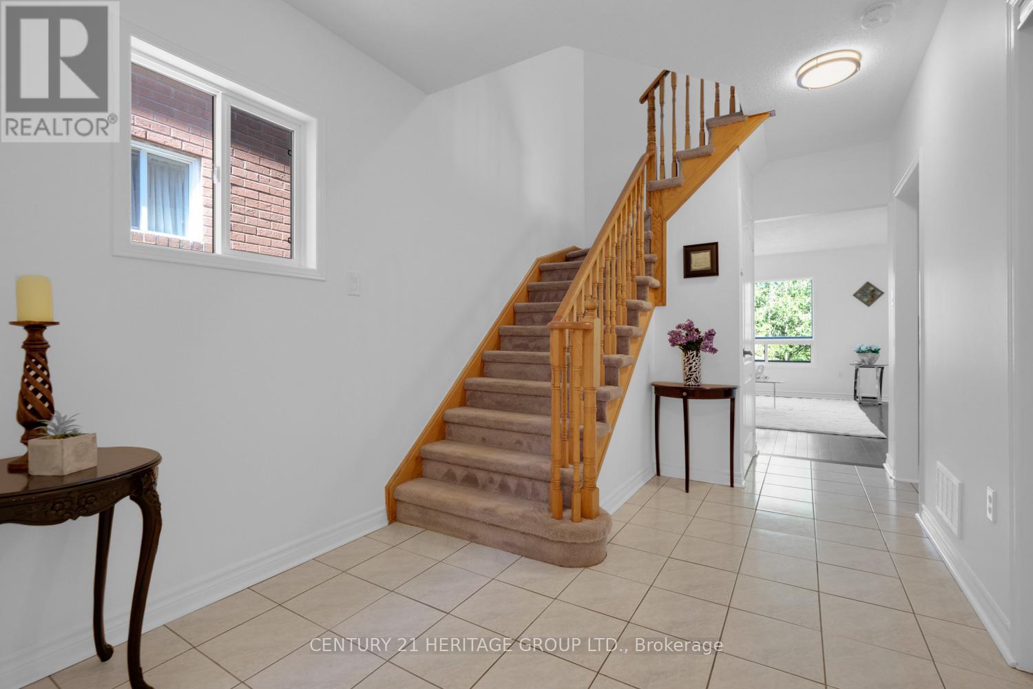 431 Carruthers Avenue, Newmarket, Ontario  L3X 2C1 - Photo 2 - N12576200