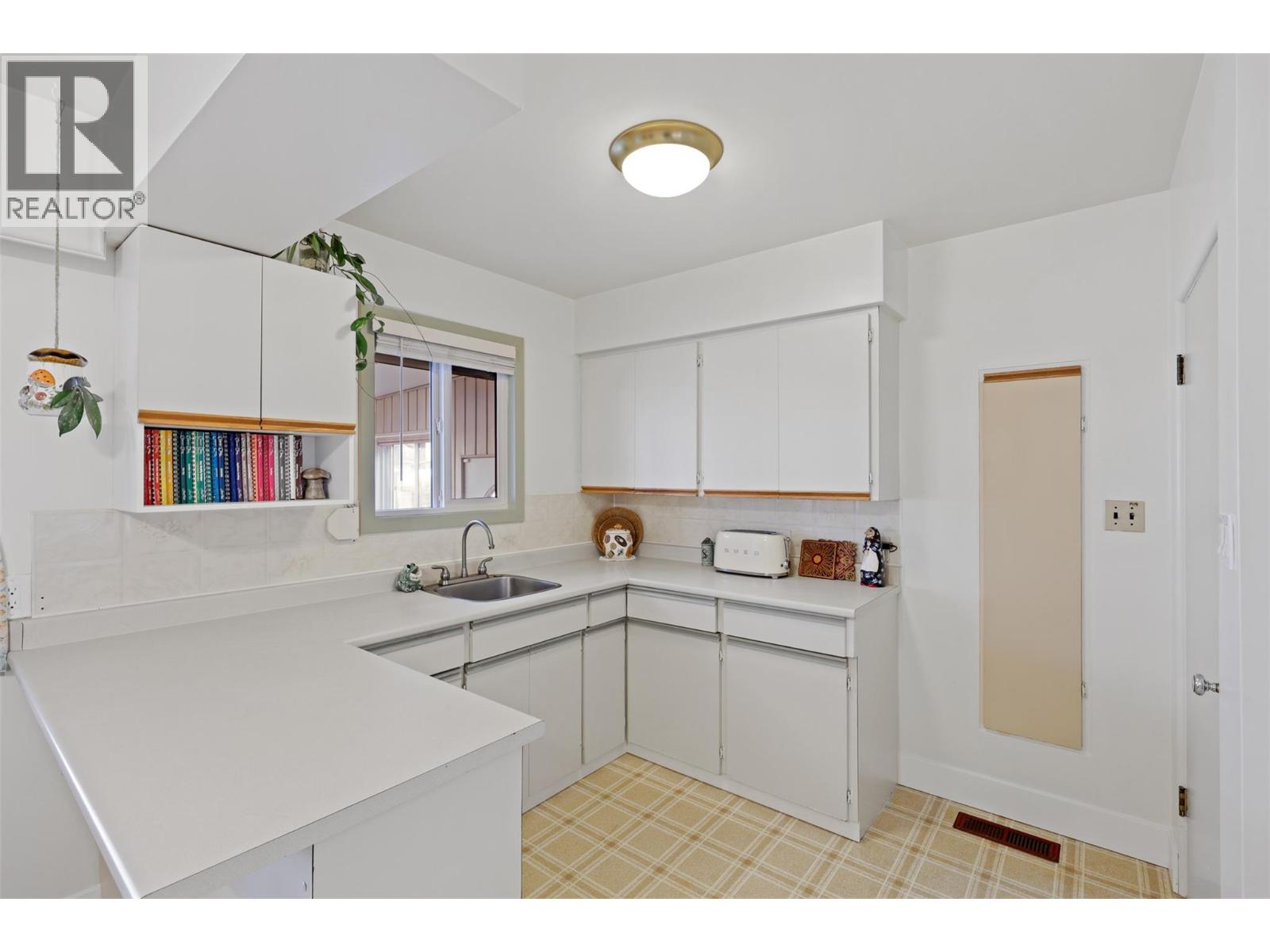 855 Renfrew Avenue, Kamloops, British Columbia  V2B 3X3 - Photo 11 - 10369857