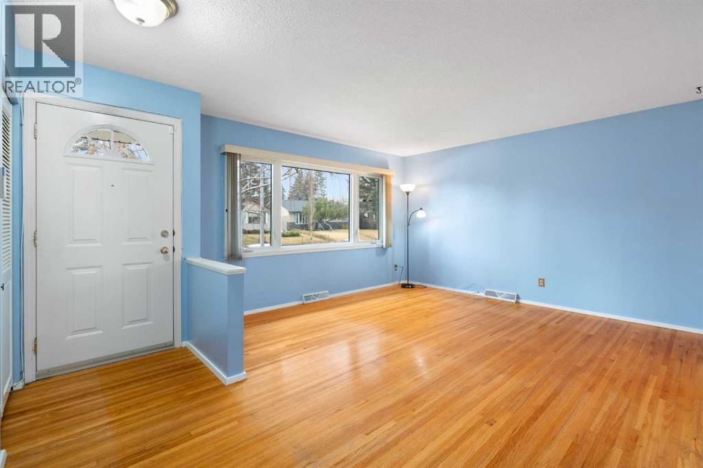 123 Glacier Drive Sw, Calgary, Alberta  T3E 5A3 - Photo 2 - A2271776