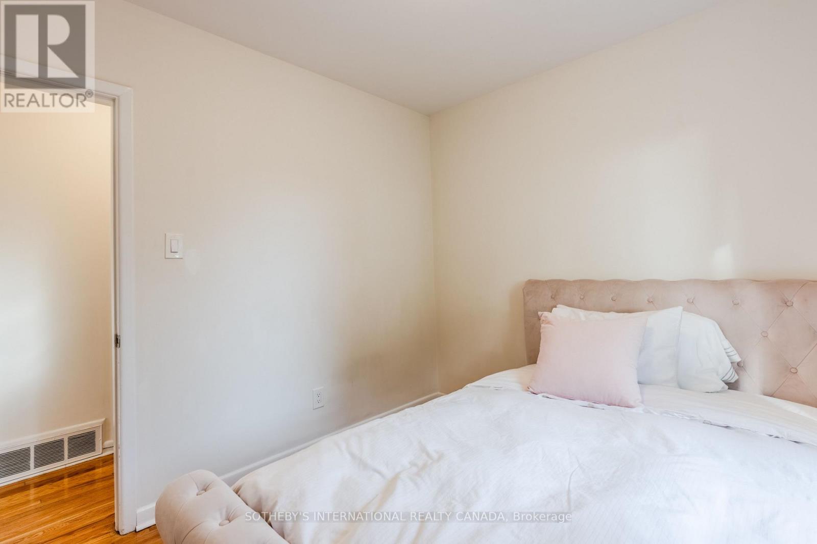 11 Buckhorn Place, Toronto, Ontario  M9V 2P3 - Photo 13 - W12575818