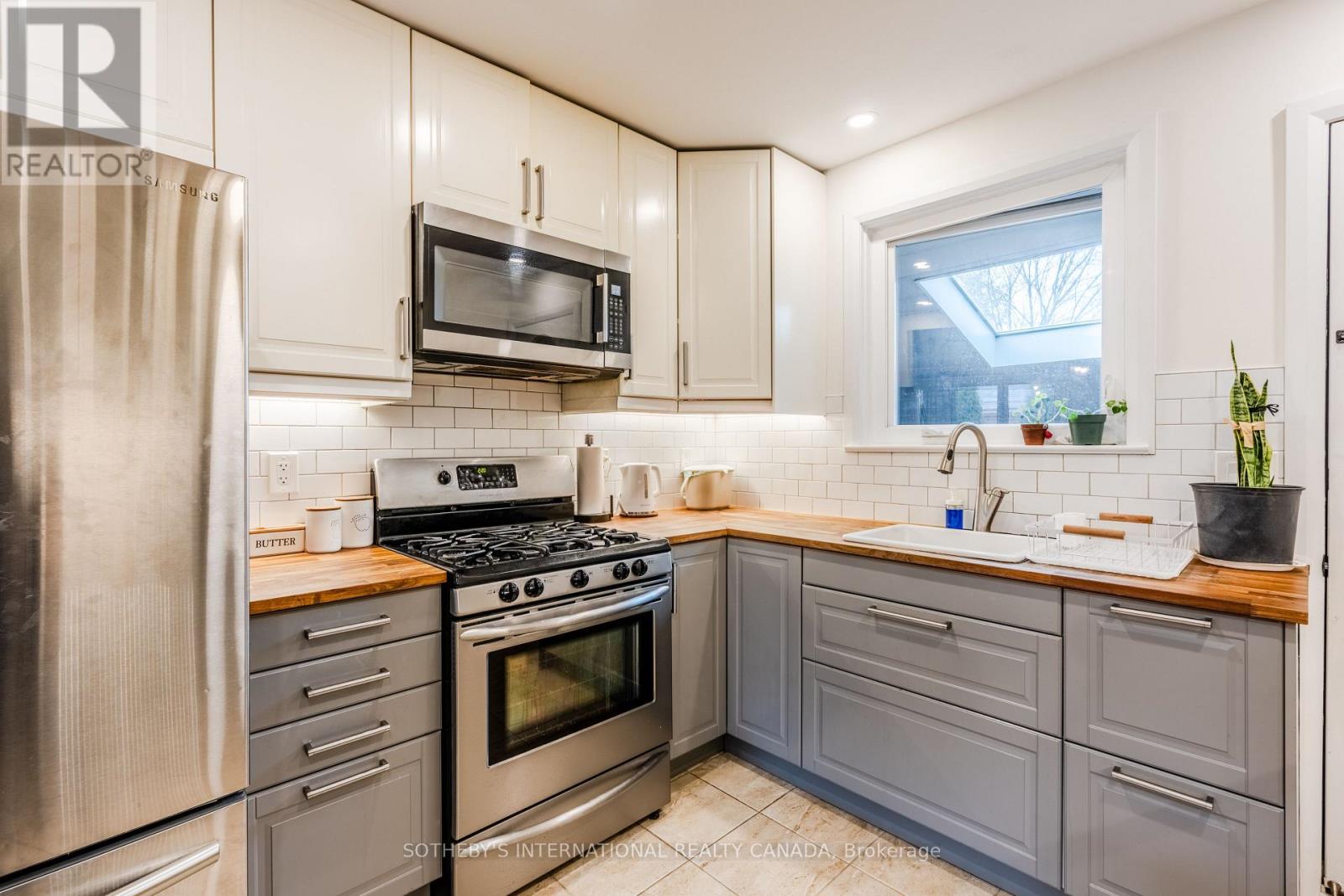 11 Buckhorn Place, Toronto, Ontario  M9V 2P3 - Photo 5 - W12575818