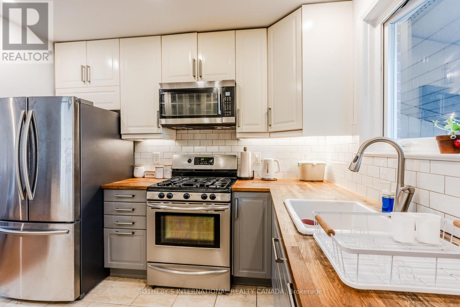 11 Buckhorn Place, Toronto, Ontario  M9V 2P3 - Photo 6 - W12575818