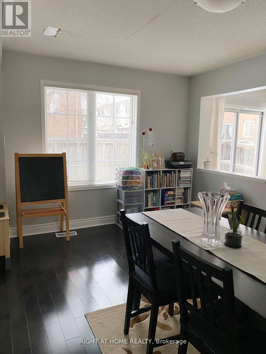 2346 Bankside Drive, Mississauga, Ontario  L5M 6E2 - Photo 4 - W12576098