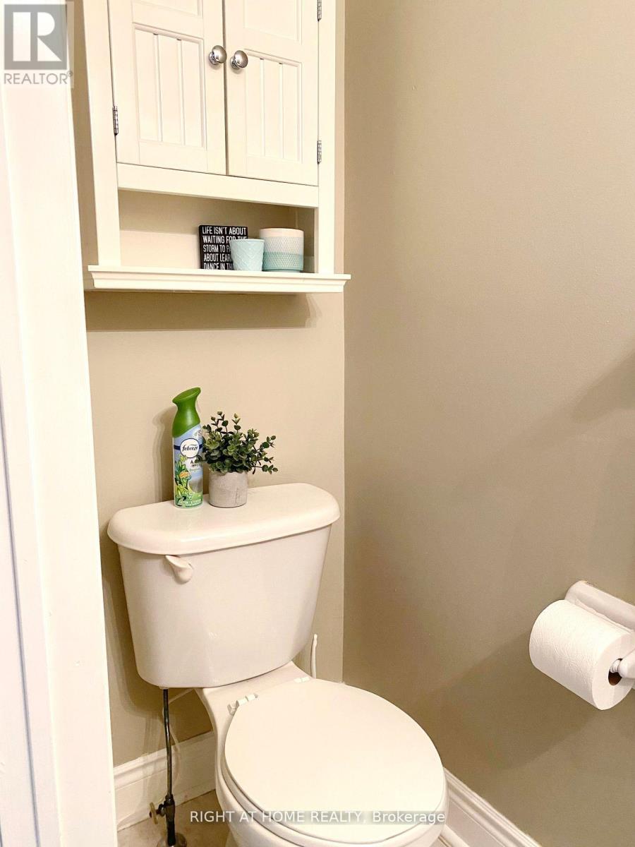 2346 Bankside Drive, Mississauga, Ontario  L5M 6E2 - Photo 5 - W12576098