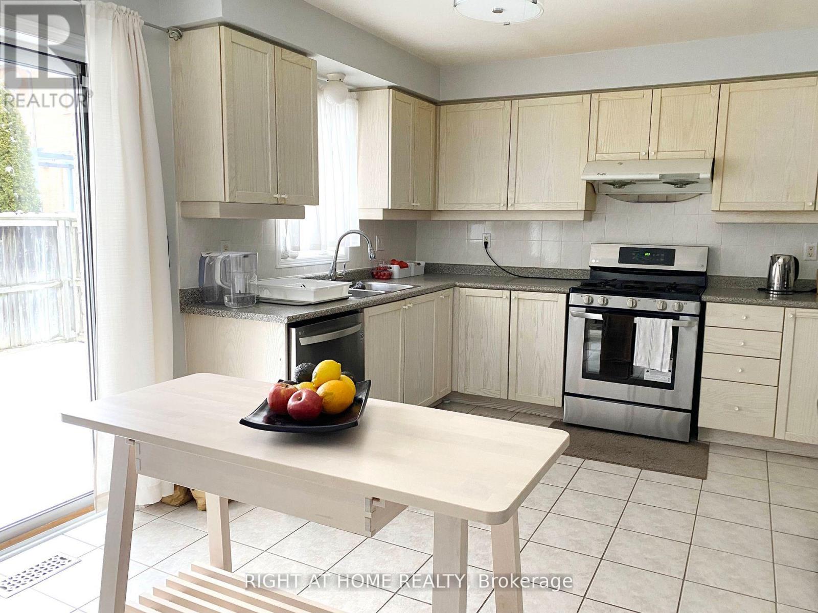 2346 Bankside Drive, Mississauga, Ontario  L5M 6E2 - Photo 7 - W12576098