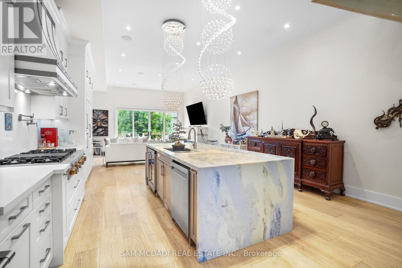 1036 Enola Avenue, Mississauga, Ontario  L5G 4A9 - Photo 7 - W12576212