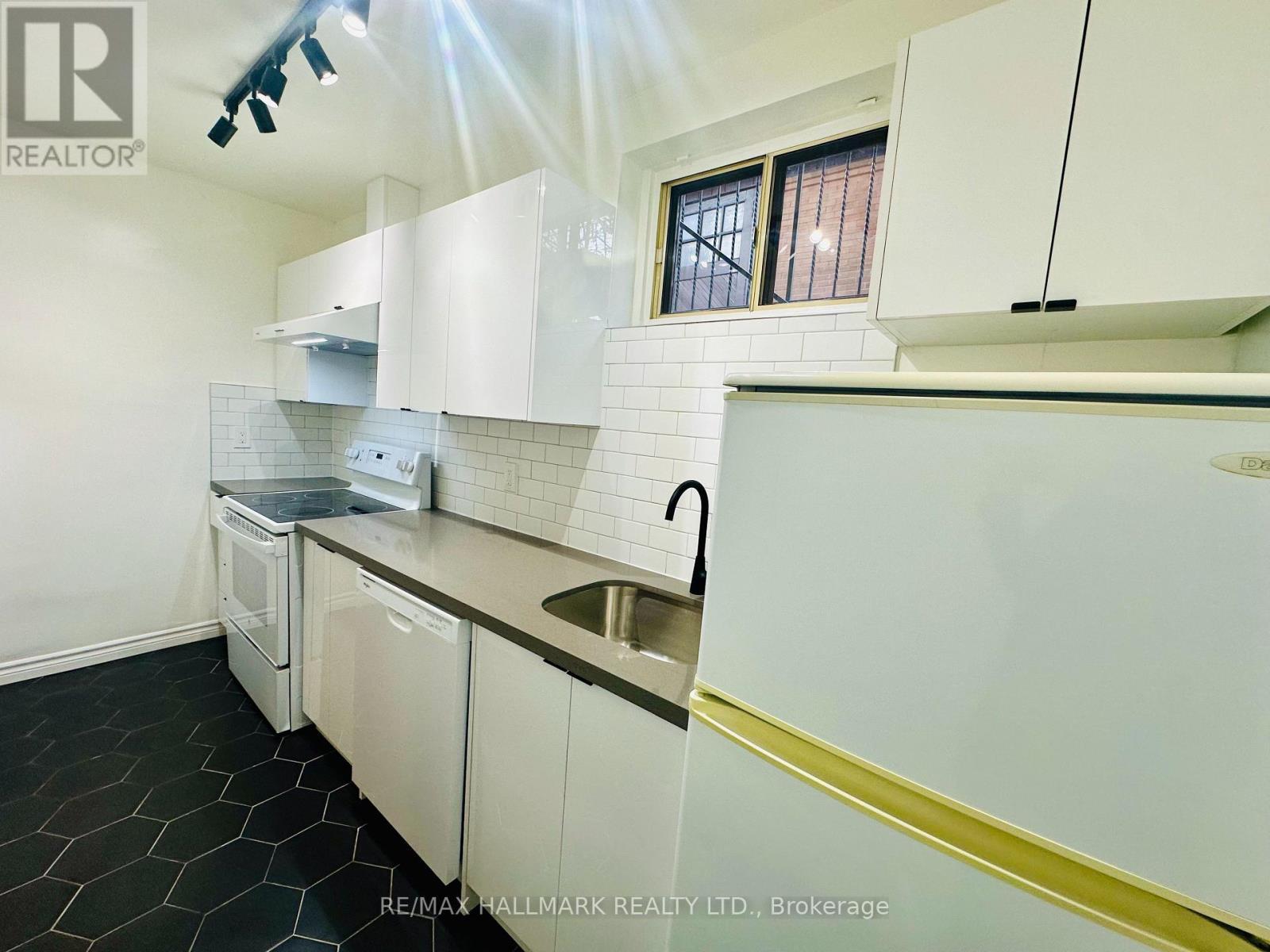 A1 - 5 High Park Boulevard, Toronto, Ontario  M6R 1M5 - Photo 9 - W12576234