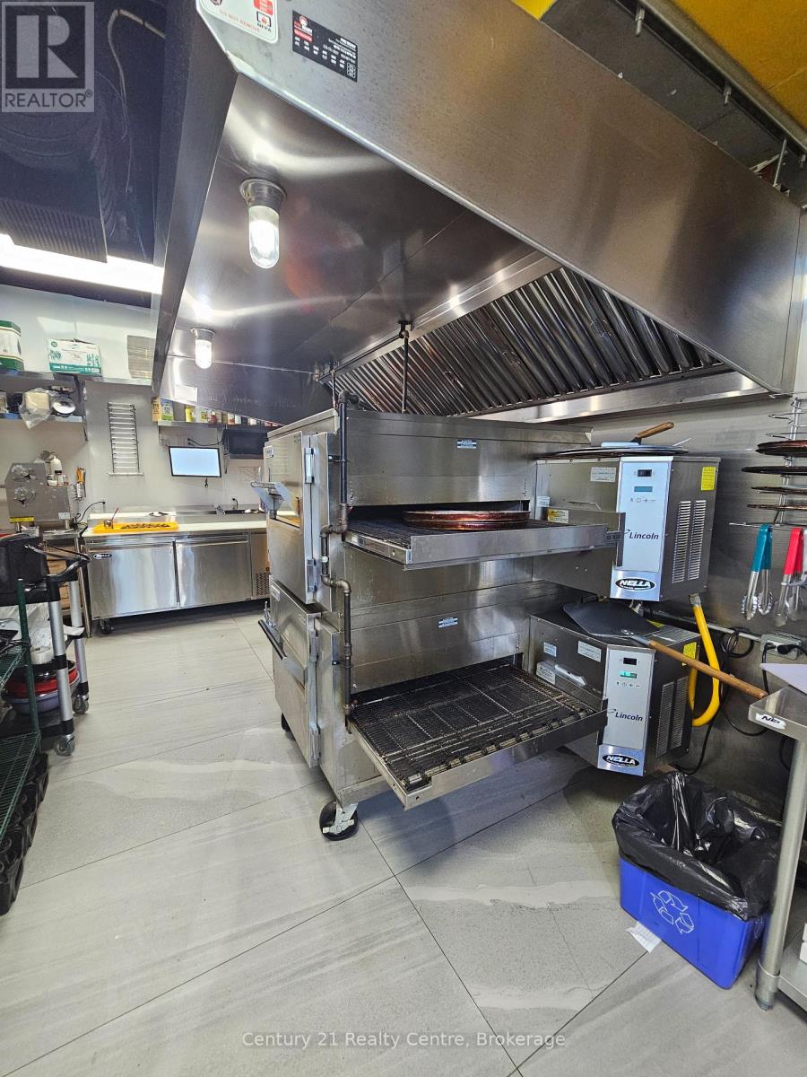 131 University Avenue W, Waterloo, Ontario  N2L 0J9 - Photo 11 - X12576062