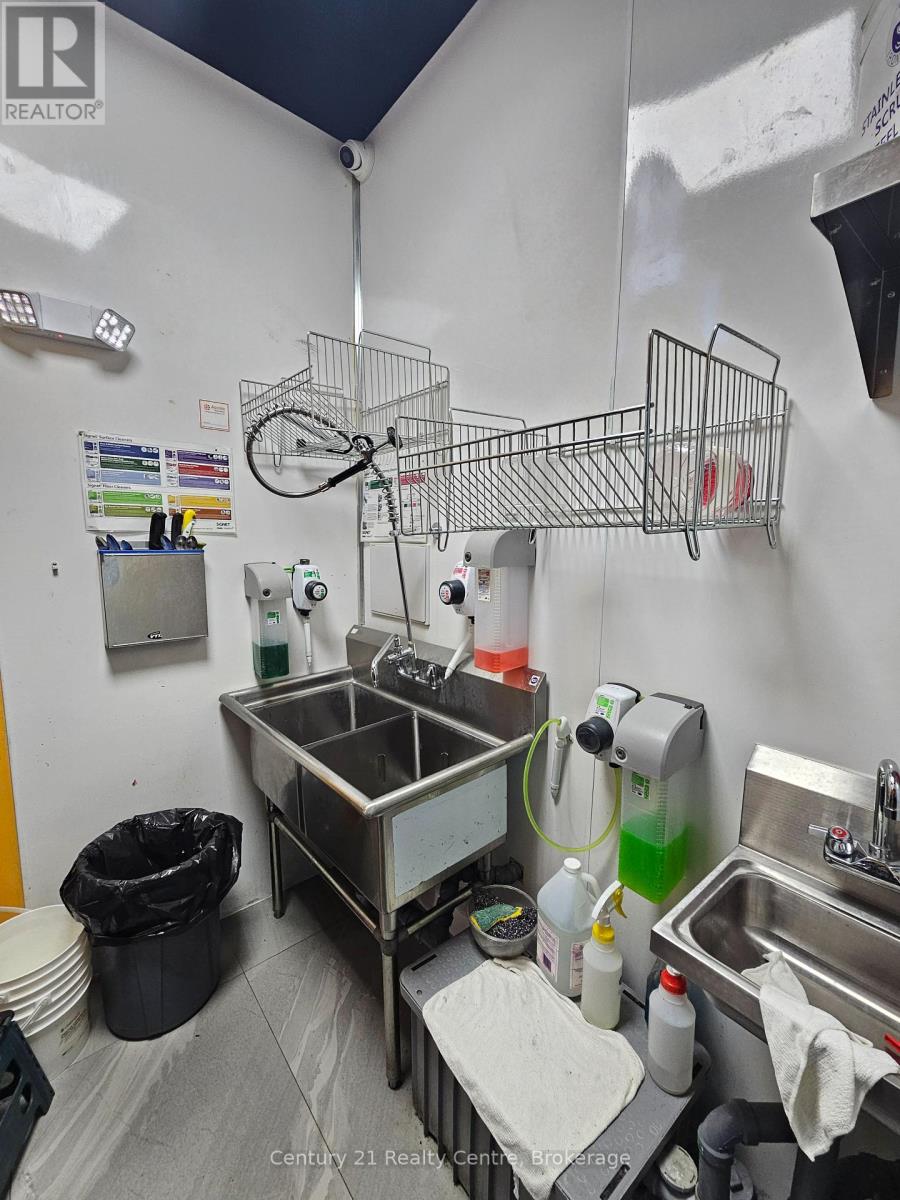 131 University Avenue W, Waterloo, Ontario  N2L 0J9 - Photo 12 - X12576062