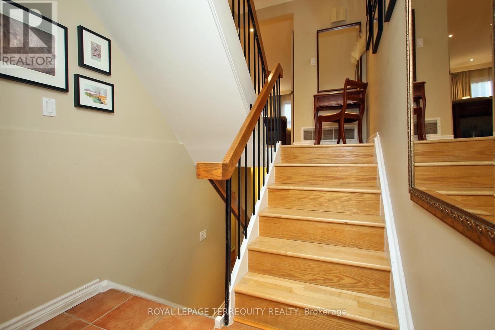 10 - 20 COTTON DOWNWAY, Toronto, Ontario