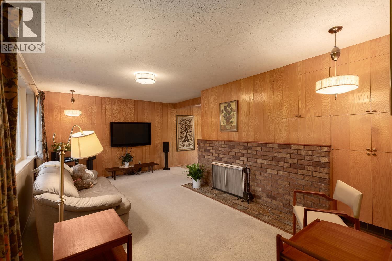 6390 Winch Street, Burnaby, British Columbia  V5B 2L3 - Photo 2 - R3069869