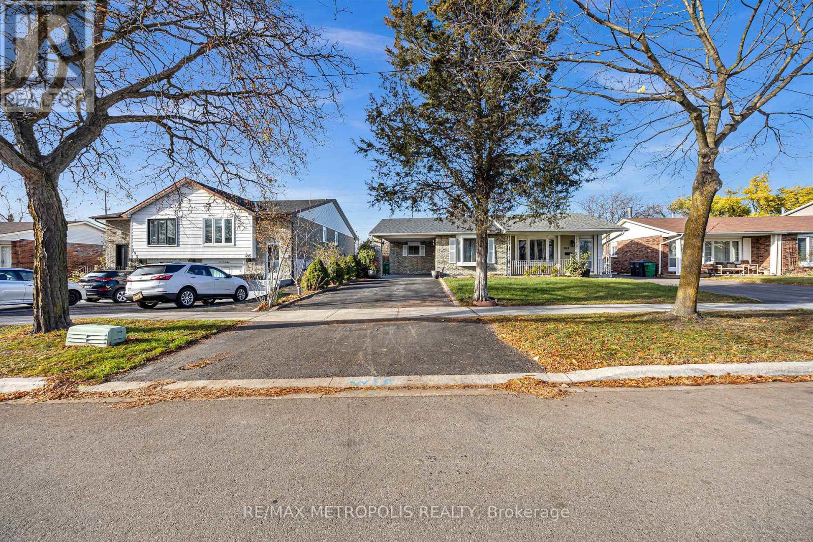 Main - 501 Daralea Heights, Mississauga, Ontario  L5A 3H7 - Photo 3 - W12576342